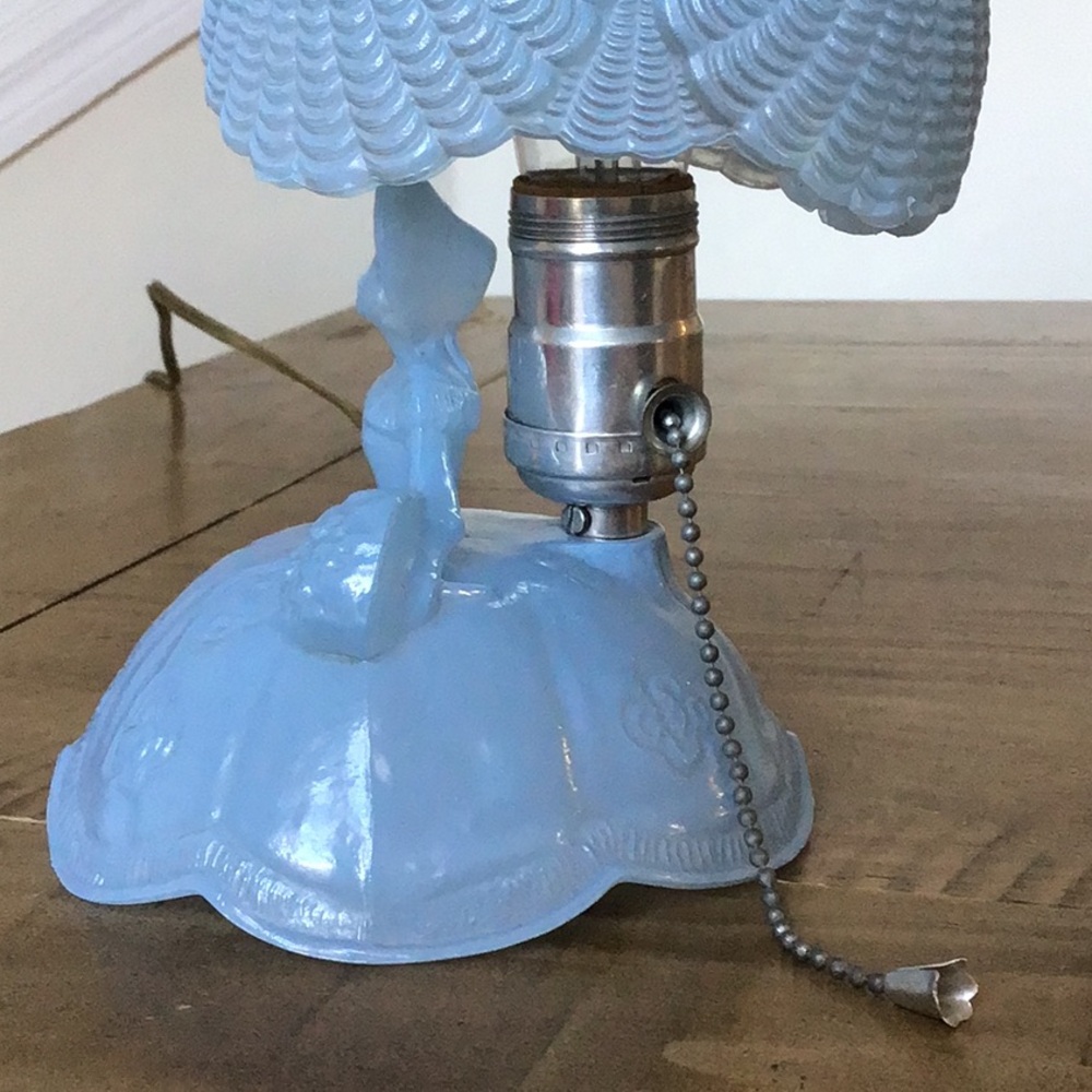 Vintage collectible L.E. Smith "Southern Belle" boudoir lamp. - Picture 9 of 13
